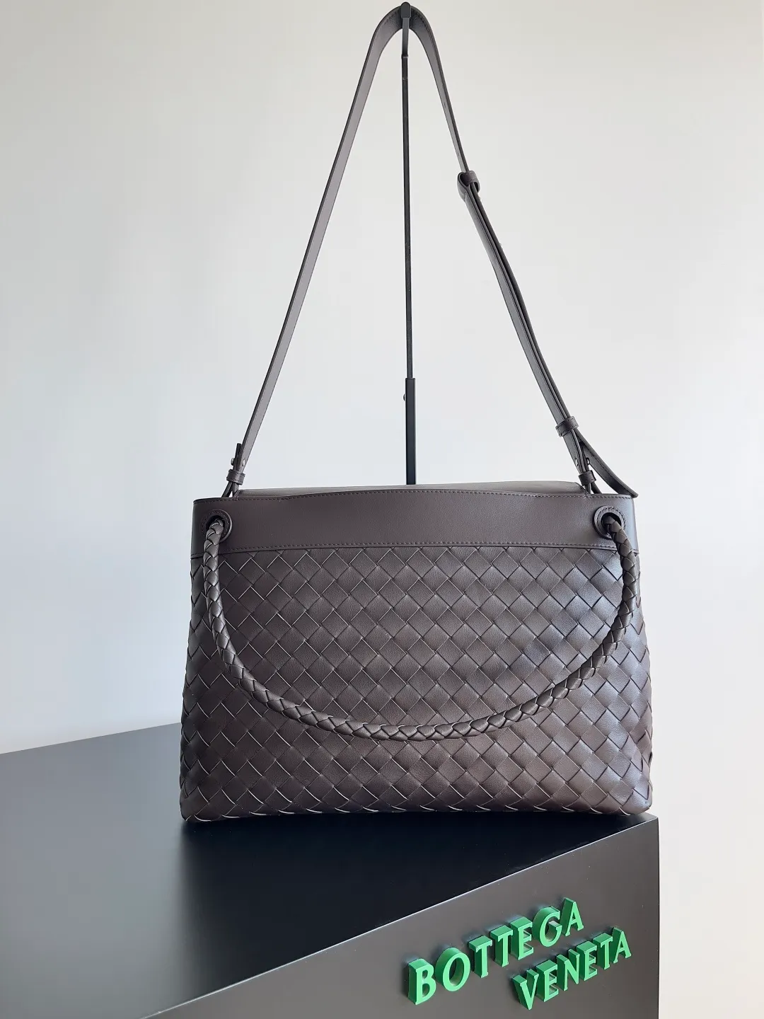Batch 2460 BOTTEGA VENETA 2025 new men's ANDIAMO backpack Bottega Veneta's main recommendation is undoubtedly Andiamo. The first new favorite of 2025 is a men's splayed buckle bag. It can be seen that the designer has used many small ideas. The detachable cross-body strap is very convenient for elite office workers to carry their work diary. Reduce the burden on your hands when carrying office supplies. The interior is divided into two large compartments and a small zippered compartment. Unlike the women's model, the compartments here are not detachable. The fixed large single layer also makes it easier to pack lightly when going out to work and avoids the accumulation of too many small items. Style number: 807715 Size: 37*26*13cm